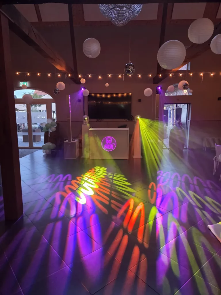 DJ-opstelling met licht en geluid bij Biesenhof in Geleen