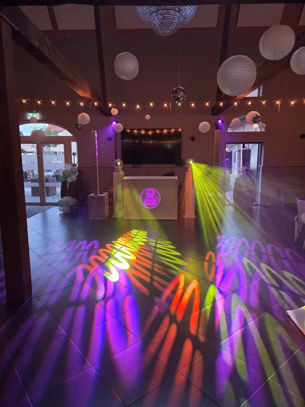 Witte DJ-opstelling van Disco Limburg met kleurrijke verlichting bij Biesenhof in Geleen