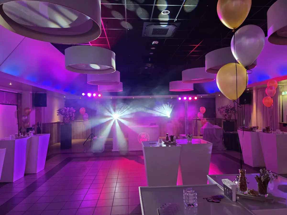 DJ-opstelling van Disco Limburg met paars licht in feestzaal Boostenhof in Venlo-Boekend