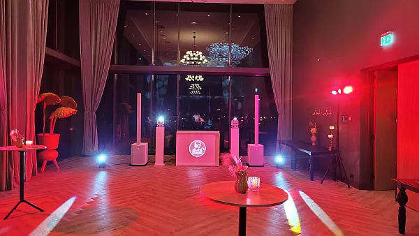 DJ-opstelling van Disco Limburg met licht en geluid bij Van der Valk Hotel Venlo