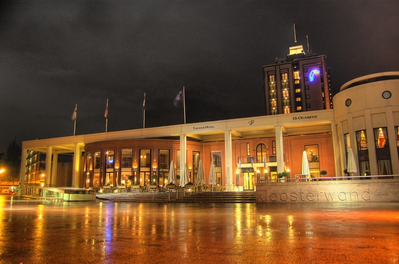 TheaterHotel De Oranjerie in Roermond in de avond