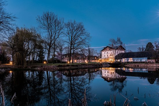 Château De Raay in Baarlo weerspiegeld in het water
