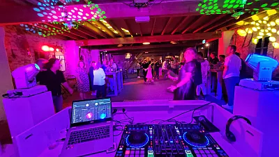 lege zaal toch groot feest met DJ huren in Limburg
