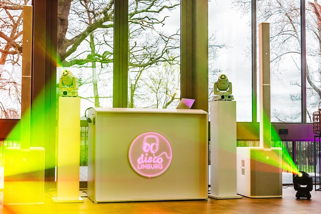 Witte Disco Limburg DJ-opstelling bij Kasteel Daelenbroeck
