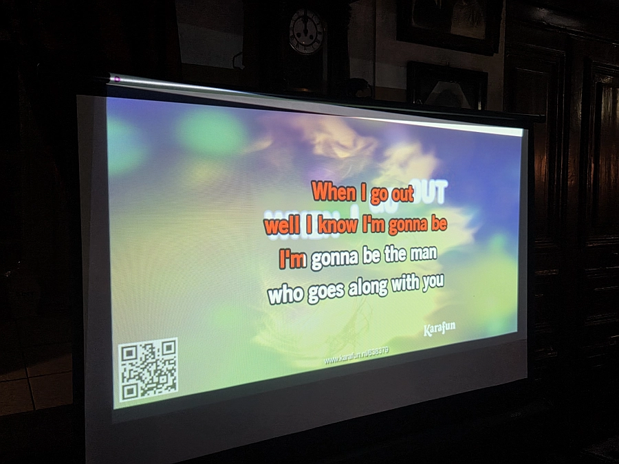 projectiescherm met karaoke tekst erop